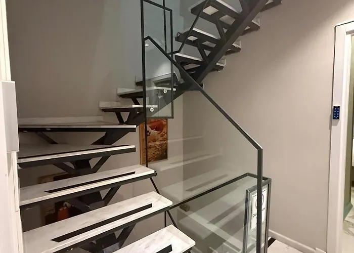 Warm Cozy 8 Min By Metro Station Apartment *