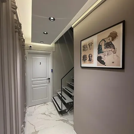 Warm Cozy 8 Min By Metro Station Istambul